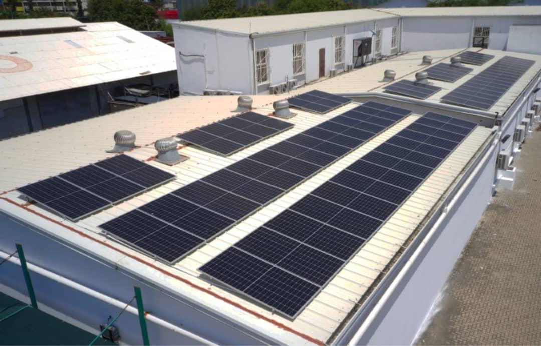 Ufungaji wa Mapaa ya Solar kwenye Paa la Jengo